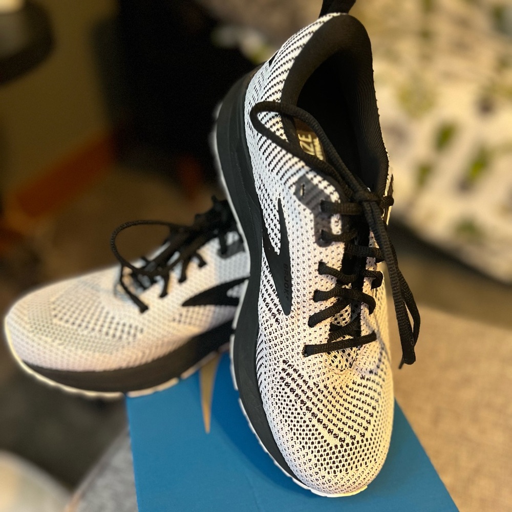 Brooks Womens “Revel 5” size 7.5